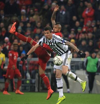 16.03.2016, CL, FC Bayern vs Juventus Turin, Allianz Arena München, Fussball, im Bild: Arturo Vidal (FCB) vs Mario Mandzukic (Juve)