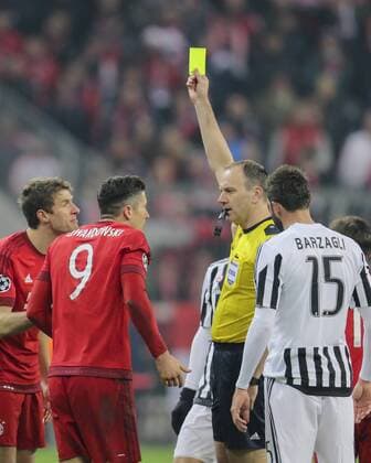 Hauptschiedsrichter Jonas ERIKSSON, SWE, Linienrichter mit Fahne, Pfeife zeigt die Gelbe Karte, Verwarnung Robert LEWANDOWSKI, FCB 9 FC BAYERN MUENCHEN - JUVENTUS TURIN 4-2 Achtelfinale, Football UEFA Champions League, Munich, 16.03.2016 CL Saison 2015 2016