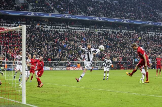 Thomas MUELLER, MÜLLER, FCB 25 Torschuss, schiesst das Tor zum 2-2 gegen Gianluigi BUFFON, JUVE 1 FC BAYERN MUENCHEN - JUVENTUS TURIN 4-2 Achtelfinale, Football UEFA Champions League, Munich, 16.03.2016 CL Saison 2015 2016