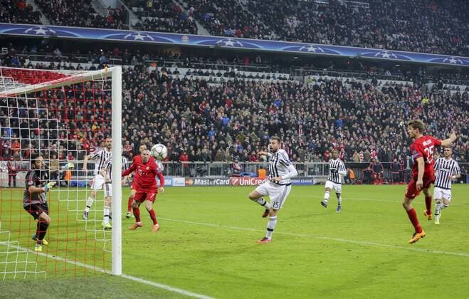 Thomas MUELLER, MÜLLER, FCB 25 Torschuss, schiesst das Tor zum 2-2 gegen Gianluigi BUFFON, JUVE 1 FC BAYERN MUENCHEN - JUVENTUS TURIN 4-2 Achtelfinale, Football UEFA Champions League, Munich, 16.03.2016 CL Saison 2015 2016