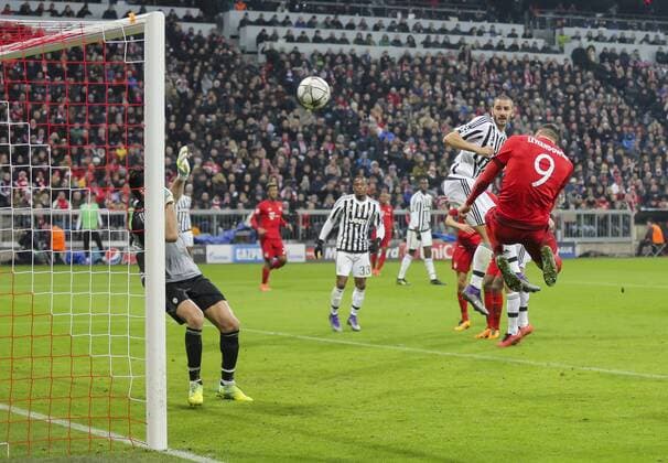 Robert LEWANDOWSKI, FCB 9 Torschuss, schiesst das Tor zum 1-2 Anschluss gegen Gianluigi BUFFON, JUVE 1 FC BAYERN MUENCHEN - JUVENTUS TURIN 4-2 Achtelfinale, Football UEFA Champions League, Munich, 16.03.2016 CL Saison 2015 2016