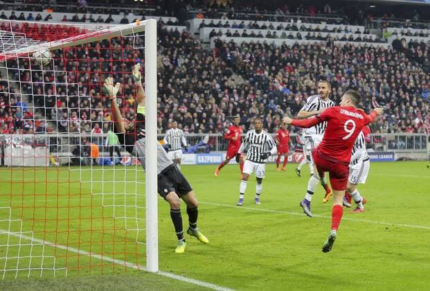 Robert LEWANDOWSKI, FCB 9 Torschuss, schiesst das Tor zum 1-2 Anschluss gegen Gianluigi BUFFON, JUVE 1 FC BAYERN MUENCHEN - JUVENTUS TURIN 4-2 Achtelfinale, Football UEFA Champions League, Munich, 16.03.2016 CL Saison 2015 2016