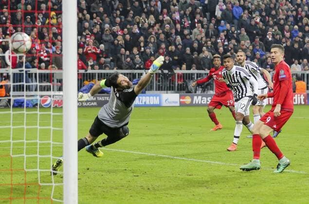 Kingsley COMAN, FCB 29 Torschuss, schiesst das Tor zum 4-2 gegen Gianluigi BUFFON, JUVE 1 FC BAYERN MUENCHEN - JUVENTUS TURIN 4-2 Achtelfinale, Football UEFA Champions League, Munich, 16.03.2016 CL Saison 2015 2016