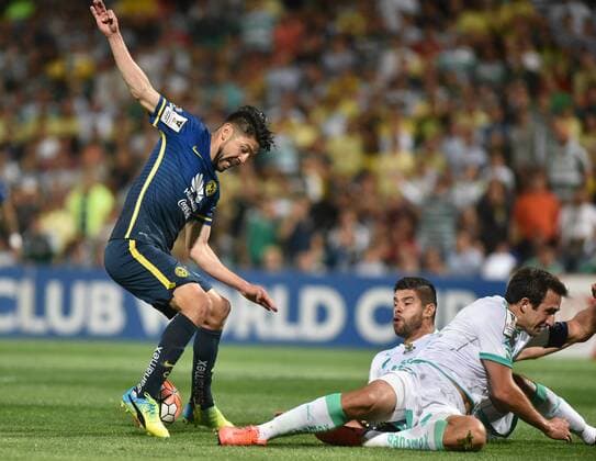 Fußball, CONCACAF Champions League, Santos Laguna CF America Player Carlos Izquierdoz (R) of Santos Laguna of Mexico in action against Oribe Peralta (L) of Aguilas of America during a soccer match of the Champions League of Concacaf at the Corona Stadium in Torreon, Mexico, on 16 March 2016. SANTOS LAGUNA VS AGUILAS !ACHTUNG: NUR REDAKTIONELLE NUTZUNG!  TOR02 20160317-635937833978673544