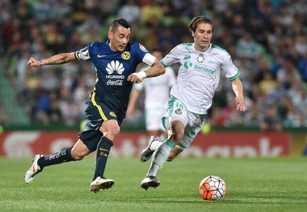 Fußball, CONCACAF Champions League, Santos Laguna CF America Player Jorge Villafaña (R) of Santos Laguna of Mexico in action against Rubens Sambueza (L) of Aguilas of America during a soccer match of the Champions League of Concacaf at the Corona Stadium in Torreon, Mexico, on 16 March 2016. SANTOS LAGUNA VS AGUILAS !ACHTUNG: NUR REDAKTIONELLE NUTZUNG!  TOR02 20160317-635937847402338927