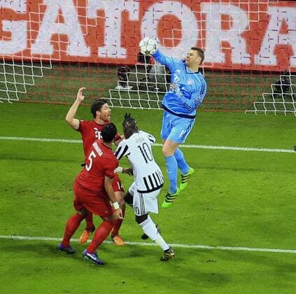 16.03.2016, Fussball Championsleague 2015 2016, Achtelfinale Rückspiel, FC Bayern München - Juventus Turin, in der Allianzarena München. Torwart Manuel Neuer (re, FC Bayern München) boxt den Ball weg. li: Mehdi Benatia (FC Bayern München), Xabi Alonso (FC Bayern München), Paul Pogba (Turin). 