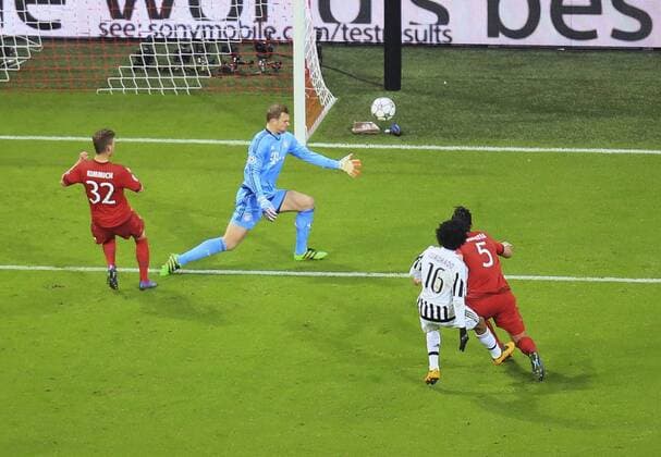 16.03.2016, Fussball Championsleague 2015 2016, Achtelfinale Rückspiel, FC Bayern München - Juventus Turin, in der Allianzarena München. Gegentor zum 0:2 von Juan Cuadrado (re,Turin), Mehdi Benatia (re, FC Bayern München) und Torwart Manuel Neuer (mitte, FC Bayern München) können nichts dagegen machen. 