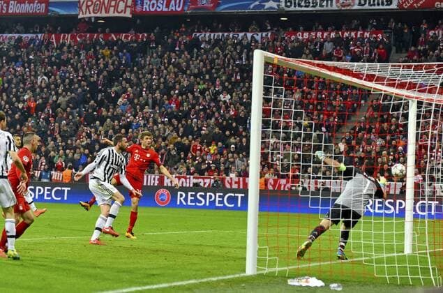 16.03.2016, Fussball Championsleague 2015 2016, Achtelfinale Rückspiel, FC Bayern München - Juventus Turin, in der Allianzarena München. Kopfballtor zum sensationellen Ausgleich zum 2:2 von Thomas Müller (mitte. FC Bayern München). re: Torwart Gianluigi Buffon (Turin). 