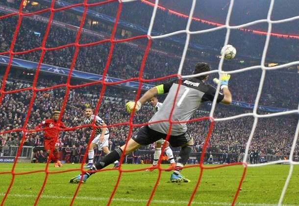 16.03.2016, Fussball Championsleague 2015 2016, Achtelfinale Rückspiel, FC Bayern München - Juventus Turin, in der Allianzarena München. Torschuss zum 4:2 von Kingsley Coman (li, Bayern München). Der Ball fliegt über Torwart Gianluigi Buffon (re, Turin). 