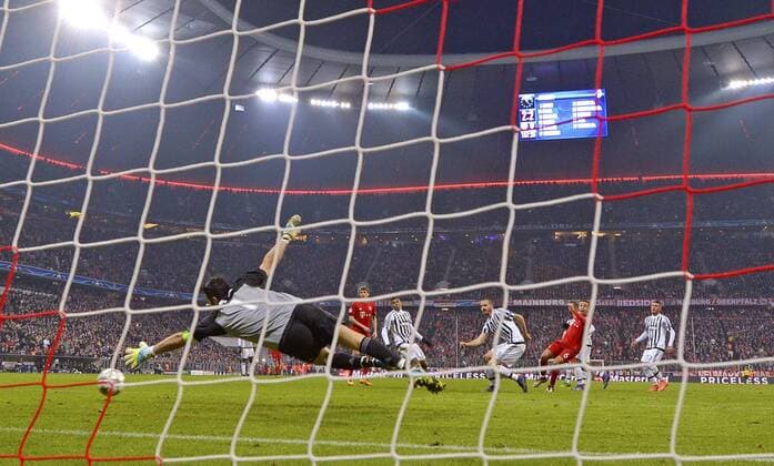 16.03.2016, Fussball Championsleague 2015 2016, Achtelfinale Rückspiel, FC Bayern München - Juventus Turin, in der Allianzarena München. Führungstor zum 3:2 von Thiago (2.v.re, FC Bayern München), Torwart Gianluigi Buffon (li, Turin) ohne Chance. 