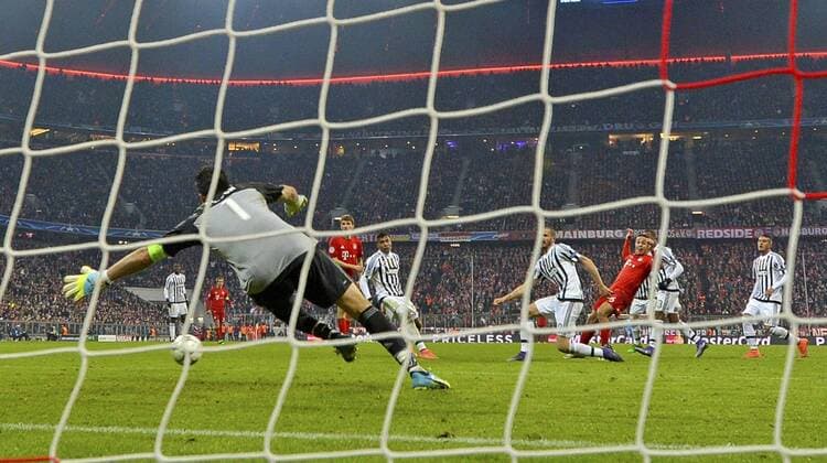 16.03.2016, Fussball Championsleague 2015 2016, Achtelfinale Rückspiel, FC Bayern München - Juventus Turin, in der Allianzarena München. Führungstor zum 3:2 von Thiago (3.v.re, FC Bayern München), Torwart Gianluigi Buffon (li, Turin) ohne Chance. 