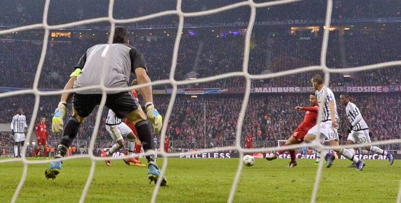 16.03.2016, Fussball Championsleague 2015 2016, Achtelfinale Rückspiel, FC Bayern München - Juventus Turin, in der Allianzarena München. Führungstor zum 3:2 von Thiago (3.v.re, FC Bayern München), Torwart Gianluigi Buffon (li, Turin) ohne Chance. 