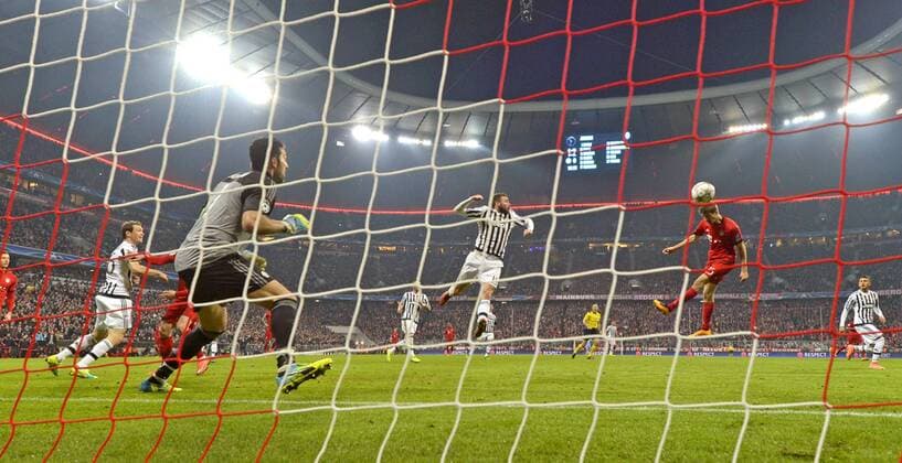 16.03.2016, Fussball Championsleague 2015 2016, Achtelfinale Rückspiel, FC Bayern München - Juventus Turin, in der Allianzarena München. Ausgleichstreffer in der 90.Minute von Thomas Müller (FC Bayern München), li: Torwart Gianluigi Buffon (Turin) ohne Chance. 