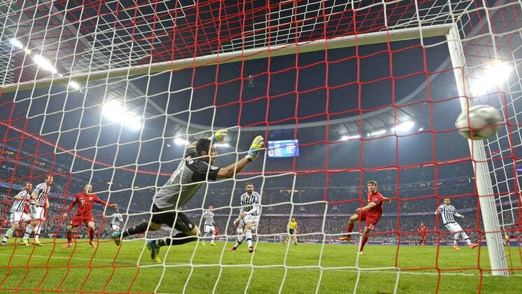 16.03.2016, Fussball Championsleague 2015 2016, Achtelfinale Rückspiel, FC Bayern München - Juventus Turin, in der Allianzarena München. Ausgleichstreffer in der 90.Minute von Thomas Müller (FC Bayern München), li: Torwart Gianluigi Buffon (Turin) ohne Chance. 