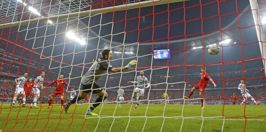 16.03.2016, Fussball Championsleague 2015 2016, Achtelfinale Rückspiel, FC Bayern München - Juventus Turin, in der Allianzarena München. Ausgleichstreffer in der 90.Minute von Thomas Müller (FC Bayern München), li: Torwart Gianluigi Buffon (Turin) ohne Chance. 
