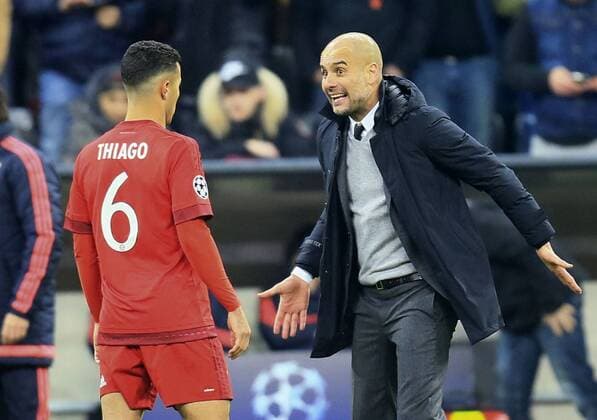 16.03.2016, Fussball Championsleague 2015 2016, Achtelfinale Rückspiel, FC Bayern München - Juventus Turin, in der Allianzarena München. Trainer Pep Guardiola (FC Bayern München) und Thiago (FC Bayern München) 