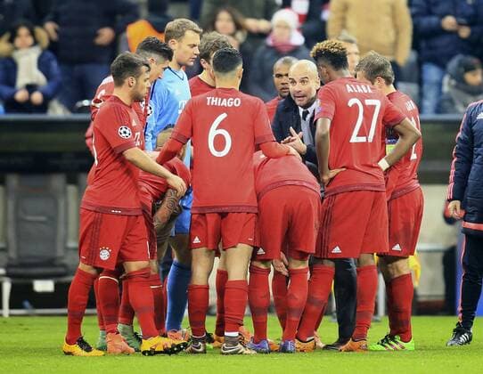 16.03.2016, Fussball Championsleague 2015 2016, Achtelfinale Rückspiel, FC Bayern München - Juventus Turin, in der Allianzarena München. Trainer Pep Guardiola (FC Bayern München) stimmt die Spieler in der Verlängerungspause ein 