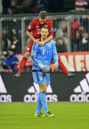 16.03.2016, Fussball Championsleague 2015 2016, Achtelfinale Rückspiel, FC Bayern München - Juventus Turin, in der Allianzarena München. Joshua Kimmich (FC Bayern München) hüpft auf Torwart Manuel Neuer (FC Bayern München) 