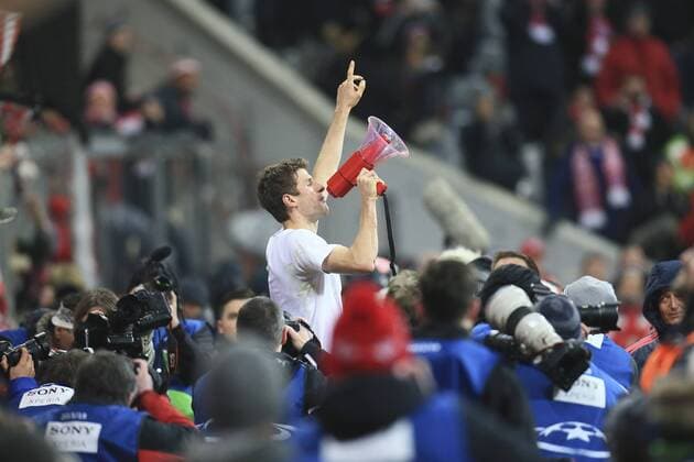 16.03.2016, Fussball Championsleague 2015 2016, Achtelfinale Rückspiel, FC Bayern München - Juventus Turin, in der Allianzarena München. Thomas Müller (FC Bayern München) mit Megaphone 