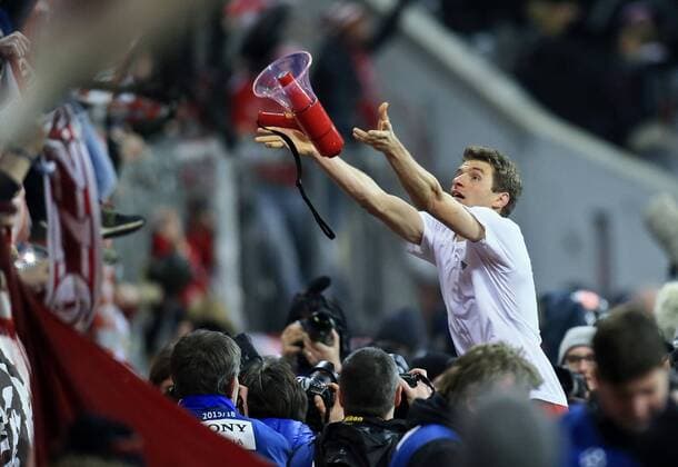 16.03.2016, Fussball Championsleague 2015 2016, Achtelfinale Rückspiel, FC Bayern München - Juventus Turin, in der Allianzarena München. Thomas Müller (FC Bayern München) mit Megaphon bei den Fans. 