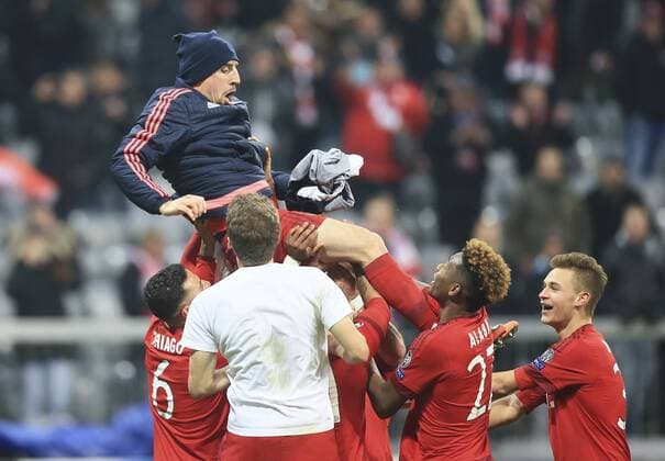 16.03.2016, Fussball Championsleague 2015 2016, Achtelfinale Rückspiel, FC Bayern München - Juventus Turin, in der Allianzarena München. Franck Ribery (FC Bayern München) wird von seinen Mitspielern in die Höhe geworfen. 