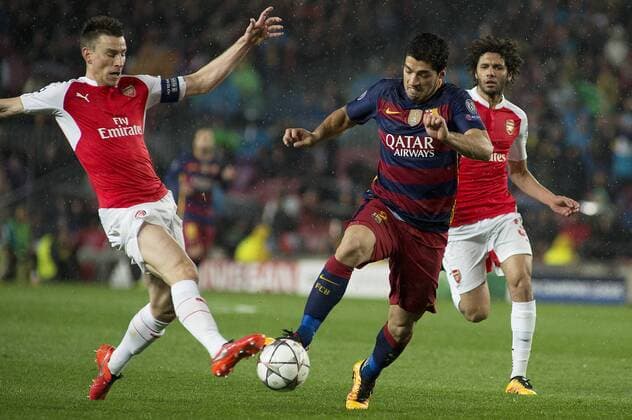 (160317) -- BARCELONA, March 16, 2016 -- FC Barcelona Barca s Luis Suarez (C) vies the ball with Arsenal s Spanish midfielder Laurent Koscielny during the UEFA Champions League round of 16, second leg match between FC Barcelona and Arsenal at the Camp Nou stadium in Barcelona, Spain, March 16, 2016. Barcelona won 3-1. ) (SP)SPAIN-BARCELONA-UEFA CHAMPIONS LEAGUE LinoxDexVallier 