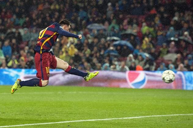 (160317) -- BARCELONA, March 16, 2016 -- FC Barcelona Barca s Lionel Messi shoots during the UEFA Champions League round of 16, second leg match between FC Barcelona and Arsenal at the Camp Nou stadium in Barcelona, Spain, March 16, 2016. Barcelona won 3-1. ) (SP)SPAIN-BARCELONA-UEFA CHAMPIONS LEAGUE LinoxDexVallier 
