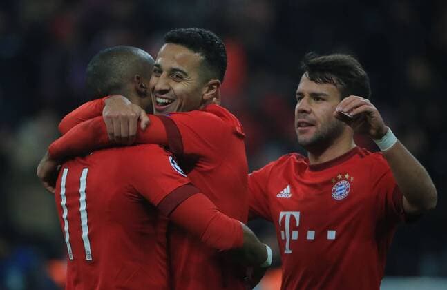 16.03.2016, CL, FC Bayern vs Juventus Turin, Allianz Arena München, Fussball, im Bild: Jbel mit Douglas Costa (FCB), Thiago (FCB) und Juan Bernat (FCB)