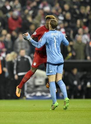 typisches Abklatschen per Brust vor dem Spiel von Torwart Manuel Neuer FC Bayern München mit FC Bayern München FCB vs Juventus Turin UEFA Champions-League CL Achtelfinale Rückspiel Saison 2015 2016 München Allianz Arena 16.03.2016 FC Bayern München FCB vs Juventus Turin