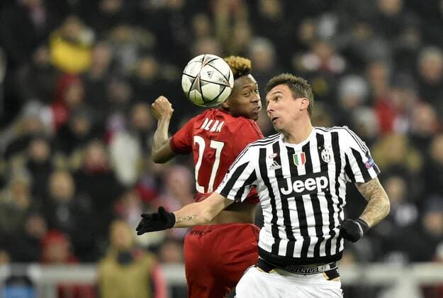 Zweikampf, Aktion David Alaba FC Bayern München (links) Kopfballduell, Zweikampf, Aktion gegen Mario Mandzukic Juventus Turin FC Bayern München FCB vs Juventus Turin UEFA Champions-League CL Achtelfinale Rückspiel Saison 2015 2016 München Allianz Arena 16.03.2016 FC Bayern München FCB vs Juventus Turin