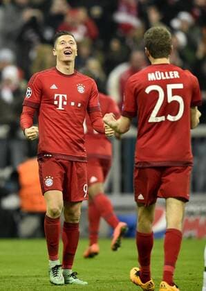 Torjubel nach 4:2 durch Kingsley Coman FC Bayern München bei Robert Lewandowski FC Bayern München (links) iund Thomas Müller FC Bayern München FC Bayern München FCB vs Juventus Turin UEFA Champions-League CL Achtelfinale Rückspiel Saison 2015 2016 München Allianz Arena 16.03.2016 FC Bayern München FCB vs Juventus Turin