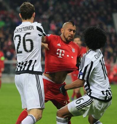16.03.2016, CL, FC Bayern vs Juventus Turin, Allianz Arena München, Fussball, im Bild: Rauferei zwischen Arturo Vidal (FCB),Stephan Lichtsteiner (Juve) und Juan Cuadrado (Juve)