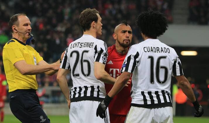 16.03.2016, CL, FC Bayern vs Juventus Turin, Allianz Arena München, Fussball, im Bild: Rauferei zwischen Arturo Vidal (FCB),Stephan Lichtsteiner (Juve) und Juan Cuadrado (Juve)