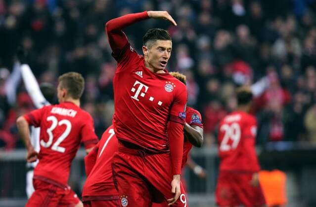 München Fußball Champions League Bayern München vs. Juventus Turin, Torschütze Robert Lewandowski (Bayern) jubelt über sein Tor zum 1:2