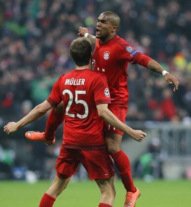 München Fußball Champions League Bayern München vs. Juventus Turin, Torschütze Thomas Müller (Bayern) jubelt über sein Tor zum 2:2 mit Douglas Costa (rechts)