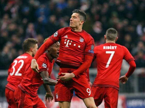 München Fußball Champions League Bayern München vs. Juventus Turin, Torschütze Robert Lewandowski (Bayern) jubelt über sein Tor zum 1:2