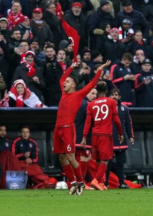 München Fußball Champions League Bayern München vs. Juventus Turin, Torschütze Thiago Alcantara (Bayern) jubelt über sein Tor zum 3:2