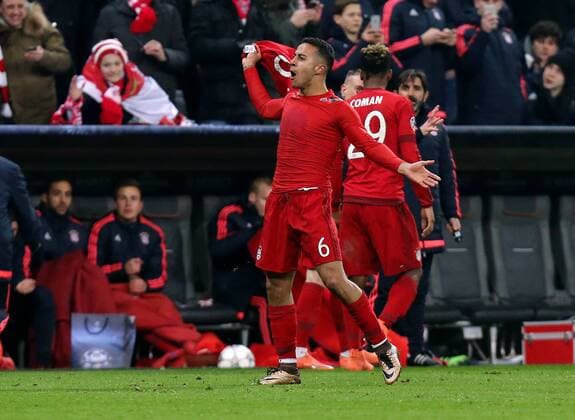 München Fußball Champions League Bayern München vs. Juventus Turin, Torschütze Thiago Alcantara (Bayern) jubelt über sein Tor zum 3:2