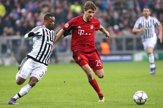 München Fußball Champions League Bayern München vs. Juventus Turin, v.l. Patrice Evra (Turin), Thomas Müller (Bayern)
