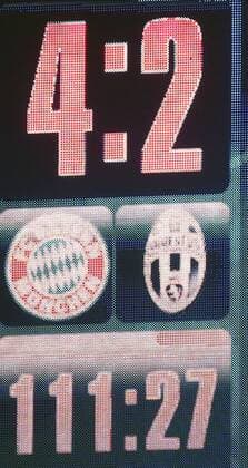 Bilder des Tages - SPORT München Fußball Champions League Bayern München vs. Juventus Turin, Spielanzeigetafel mit dem Endstand 4:2