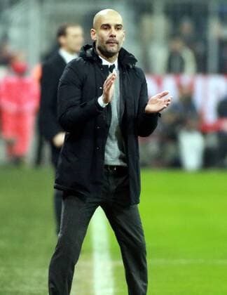 Trainer Pep Guardiola (FC Bayern) klatscht Fussball UEFA Champions League FC Bayern München - Juventus Turin 16.03.2016