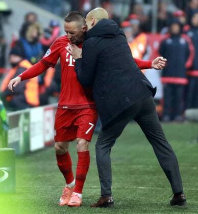 Trainer Pep Guardiola (FC Bayern) bedankt beim Franck Ribery sich nach seiner Auswechslung Fussball UEFA Champions League FC Bayern München - Juventus Turin 16.03.2016