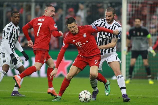 Robert Lewandowski und Franck Ribery (FC Bayern) gegen Andrea Barzagli und Patrice Evra (Juventus) Fussball UEFA Champions League FC Bayern München - Juventus Turin 16.03.2016