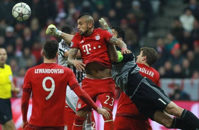 Arturo Vidal, Thomas Müller und Robert Lewandowski (FC Bayern) gegen Torwart Gianluigi Buffon (Juventus) Fussball UEFA Champions League FC Bayern München - Juventus Turin 16.03.2016