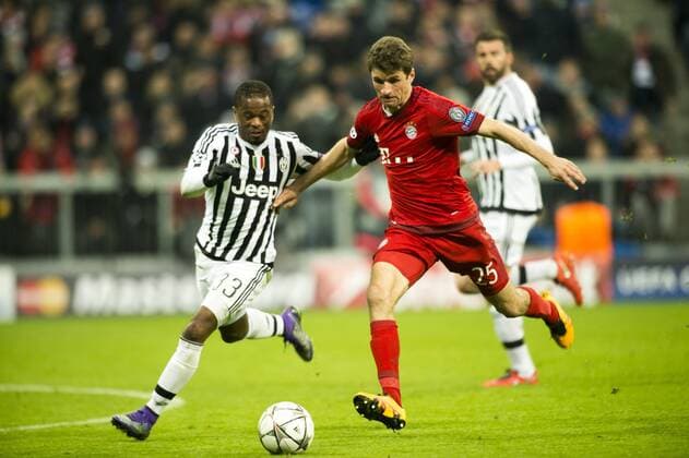 Champions League Achtelfinale, FC Bayern Muenchen vs. Juventus Turin, Allianz Arena, Muenchen. 16.03.2016 Im Bild: Evra, Thomas Mueller Â