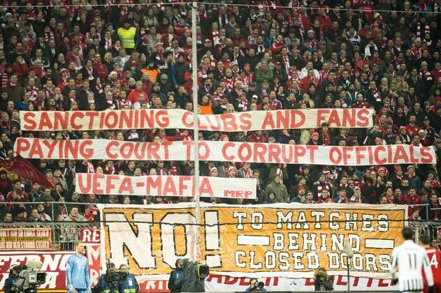 Champions League Achtelfinale, FC Bayern Muenchen vs. Juventus Turin, Allianz Arena, Muenchen 16.03.2016 Fanaktion mit Spruchbändern Südkurve, Ultras