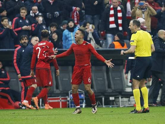 Torjubel 4:2 München , Torschütze Thiago (Bayern) . Rechts Schiedsrichter Jonas Eriksson (SWE) . FC Bayern München-Juventus Turin . München, GER, 16.03.2016, Achtelfinale Rückspiel, Fussball-Champions League 2015-2016 .