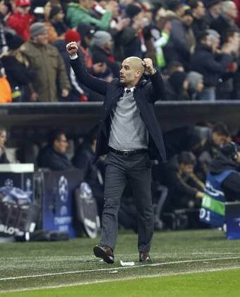 Schlussjubel München, Trainer Josep Pep Guardiola (Bayern) reisst die Armen hoch . FC Bayern München-Juventus Turin . München, GER, 16.03.2016, Achtelfinale Rückspiel, Fussball-Champions League 2015-2016 .