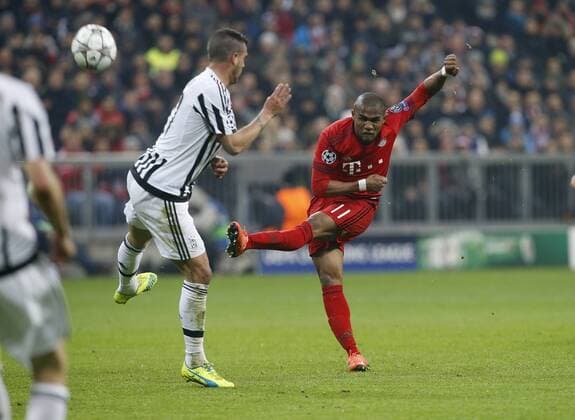 V.li. Stefano Sturaro (Juve), Douglas Costa (Bayern) . FC Bayern München-Juventus Turin . München, GER, 16.03.2016, Achtelfinale Rückspiel, Fussball-Champions League 2015-2016 .