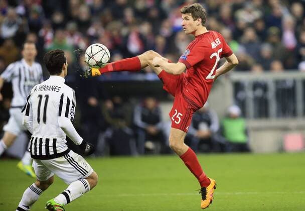16.03.2016, Fussball Championsleague 2015 2016, Achtelfinale Rückspiel, FC Bayern München - Juventus Turin, in der Allianzarena München. v.li: Hernanes (Turin) gegen Thomas Müller (FC Bayern München). 